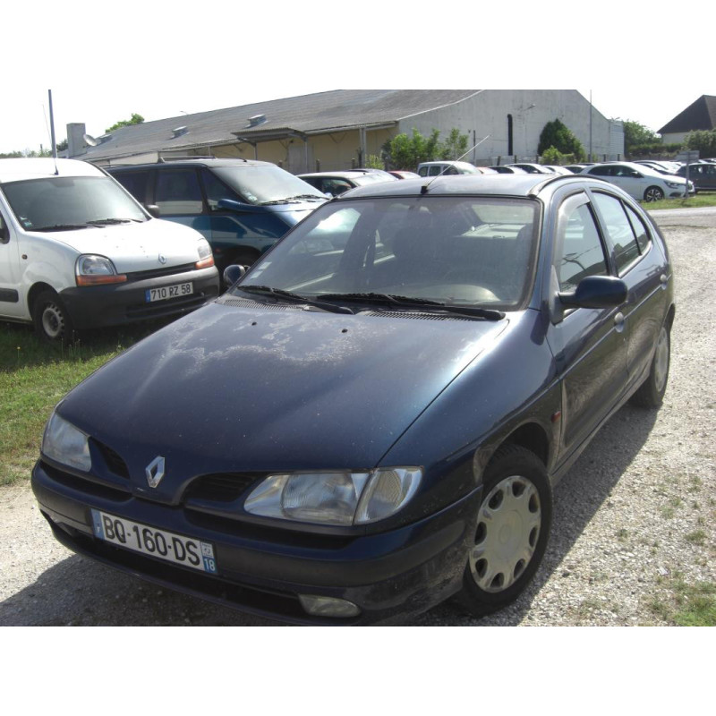 Porte fusible RENAULT MEGANE 1 PHASE 1 d’occasion