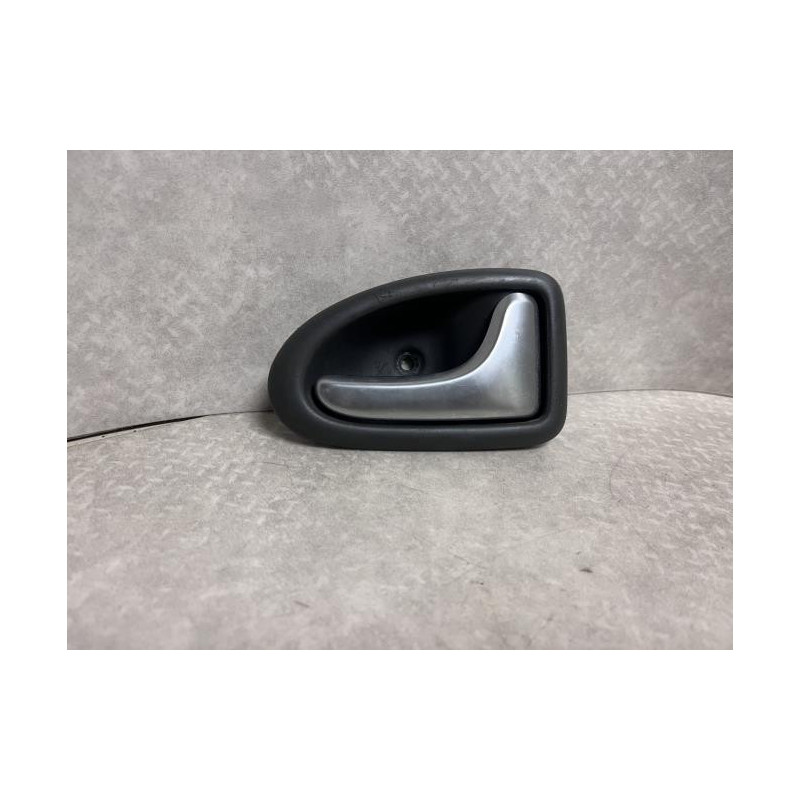 Poignee interieur avant droit RENAULT CLIO 2 PHASE 1 d’occasion