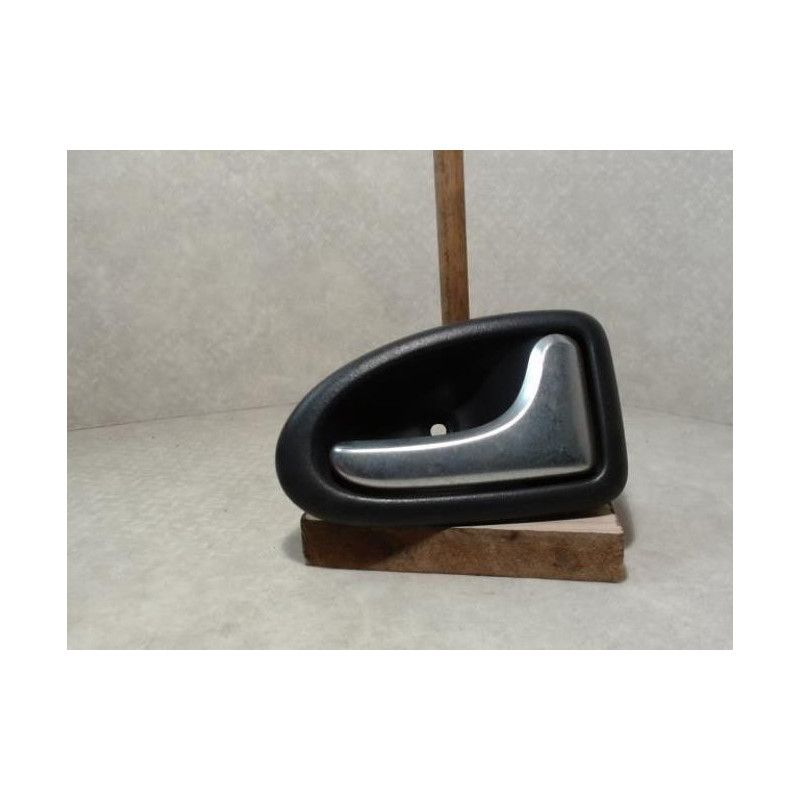 Poignee interieur avant droit RENAULT CLIO 2 PHASE 2 d’occasion
