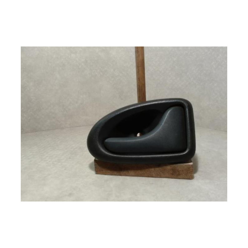 Poignee interieur avant droit RENAULT CLIO 2 PHASE 2 d’occasion