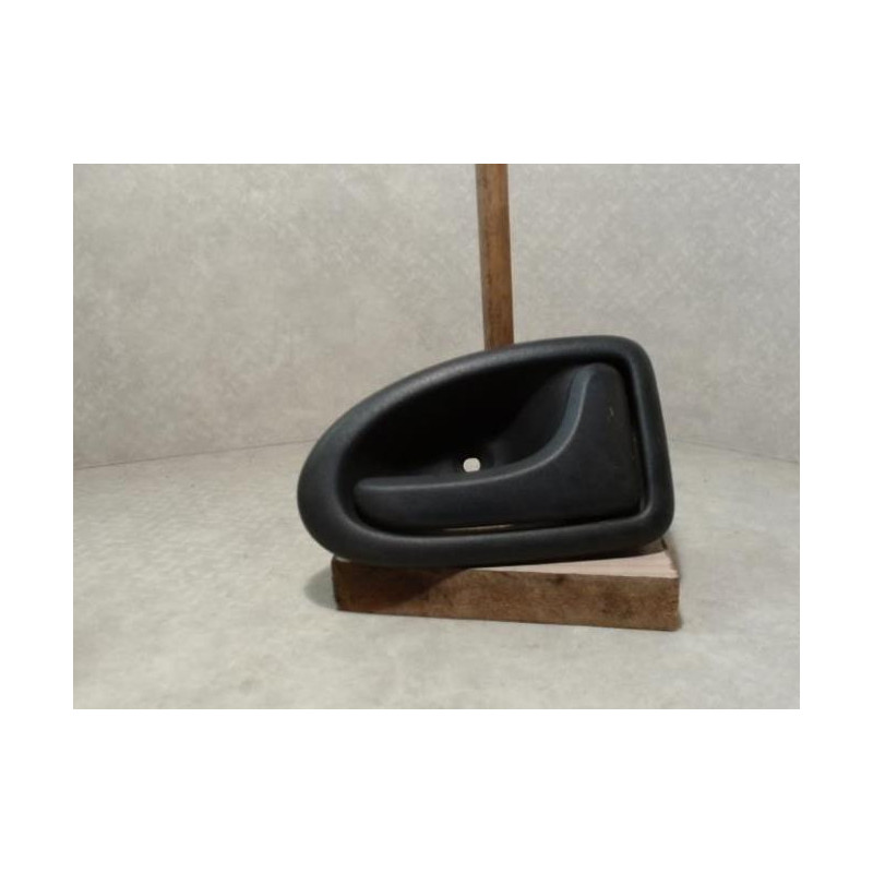 Poignee interieur avant droit RENAULT CLIO 2 PHASE 1 d’occasion