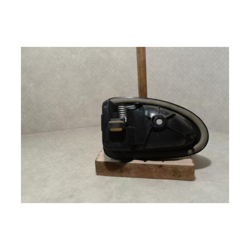 Poignee interieur avant droit RENAULT CLIO 2 PHASE 1 d’occasion