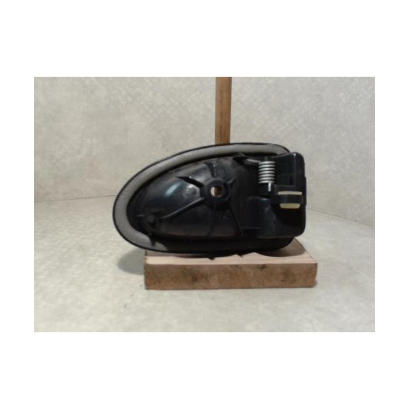 Poignee interieur avant gauche RENAULT CLIO 2 PHASE 1 d’occasion