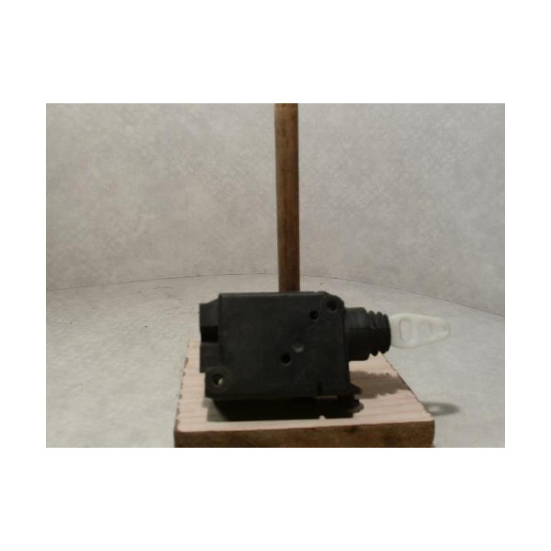 Fermeture non centralisee avant gauche PEUGEOT 205 PHASE 1 d’occasion