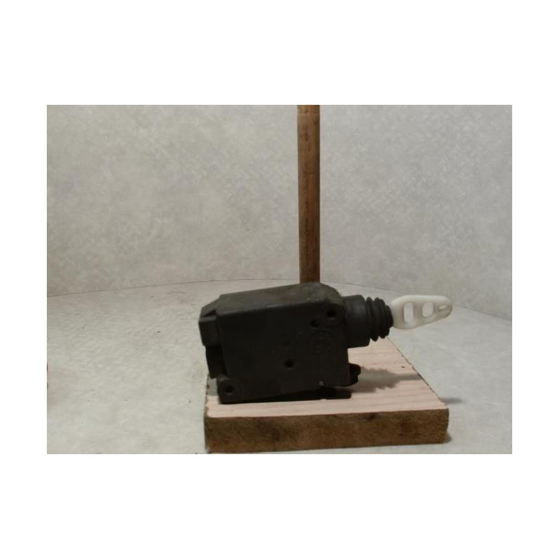 Fermeture non centralisee avant gauche PEUGEOT 205 PHASE 1 d’occasion