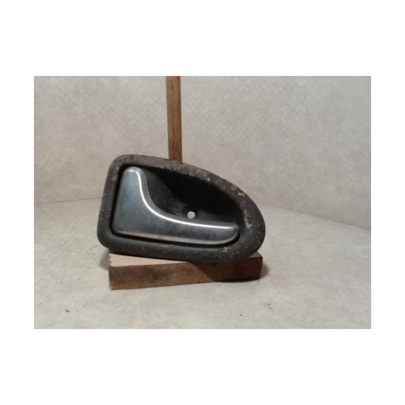 Poignee interieur avant gauche RENAULT CLIO 2 PHASE 1 d’occasion