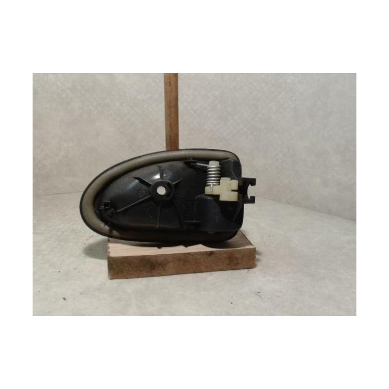 Poignee interieur avant gauche RENAULT CLIO 2 PHASE 1 d’occasion
