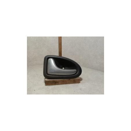 Poignee interieur avant gauche RENAULT CLIO 2 PHASE 1 d’occasion