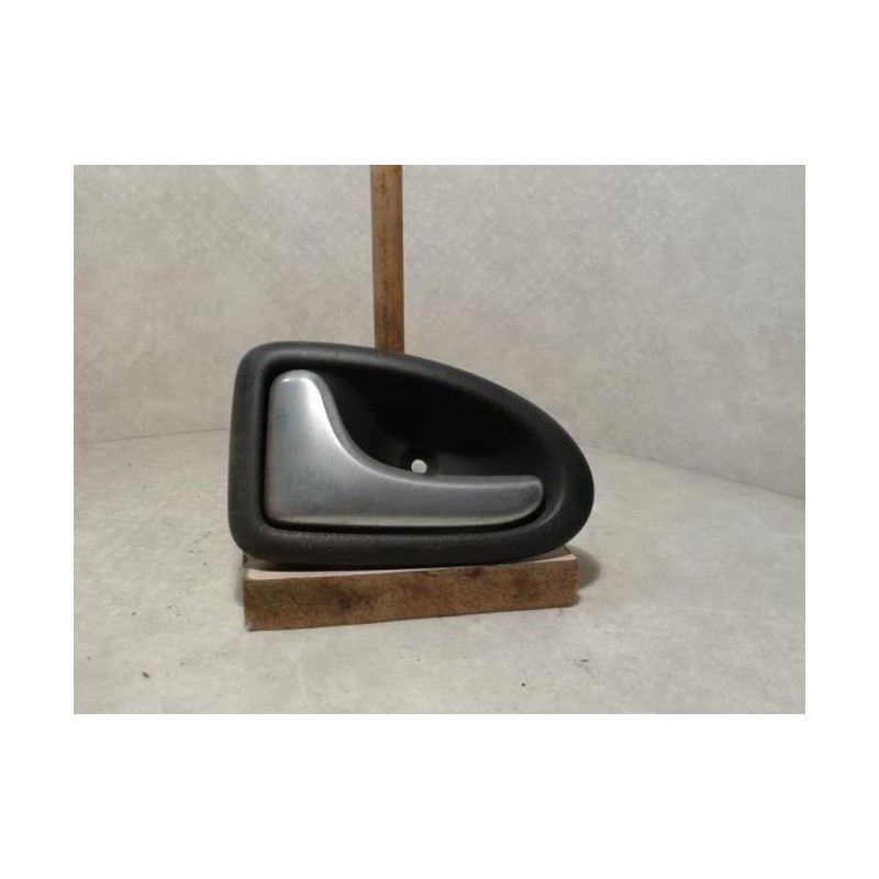 Poignee interieur avant gauche RENAULT CLIO 2 PHASE 1 d’occasion