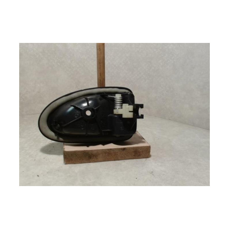 Poignee interieur avant gauche RENAULT CLIO 2 PHASE 1 d’occasion