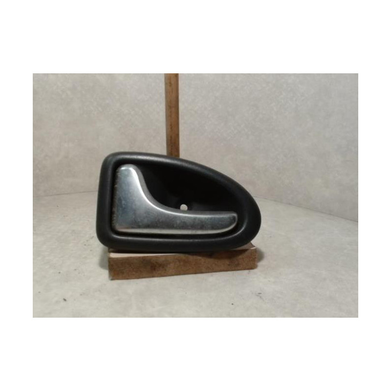 Poignee interieur avant gauche RENAULT CLIO 2 PHASE 1 d’occasion