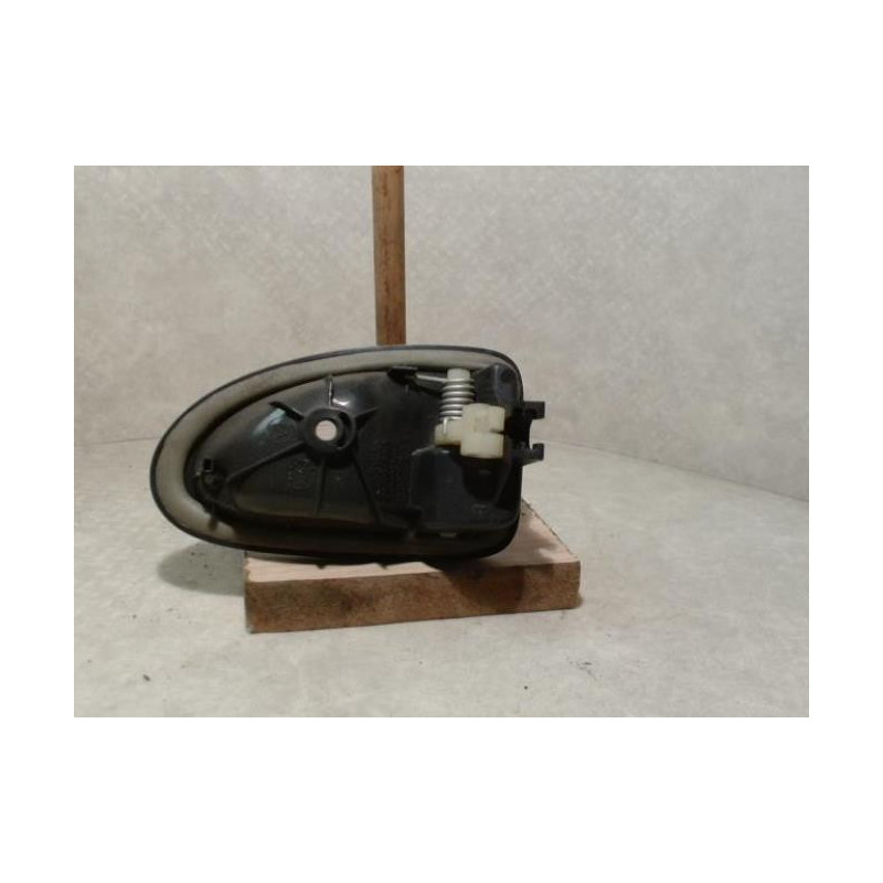 Poignee interieur avant gauche RENAULT CLIO 2 PHASE 1 d’occasion