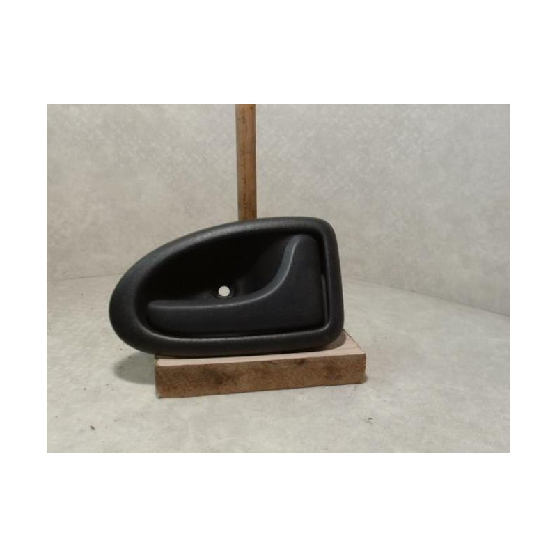 Poignee interieur avant droit RENAULT CLIO 2 PHASE 1 d’occasion