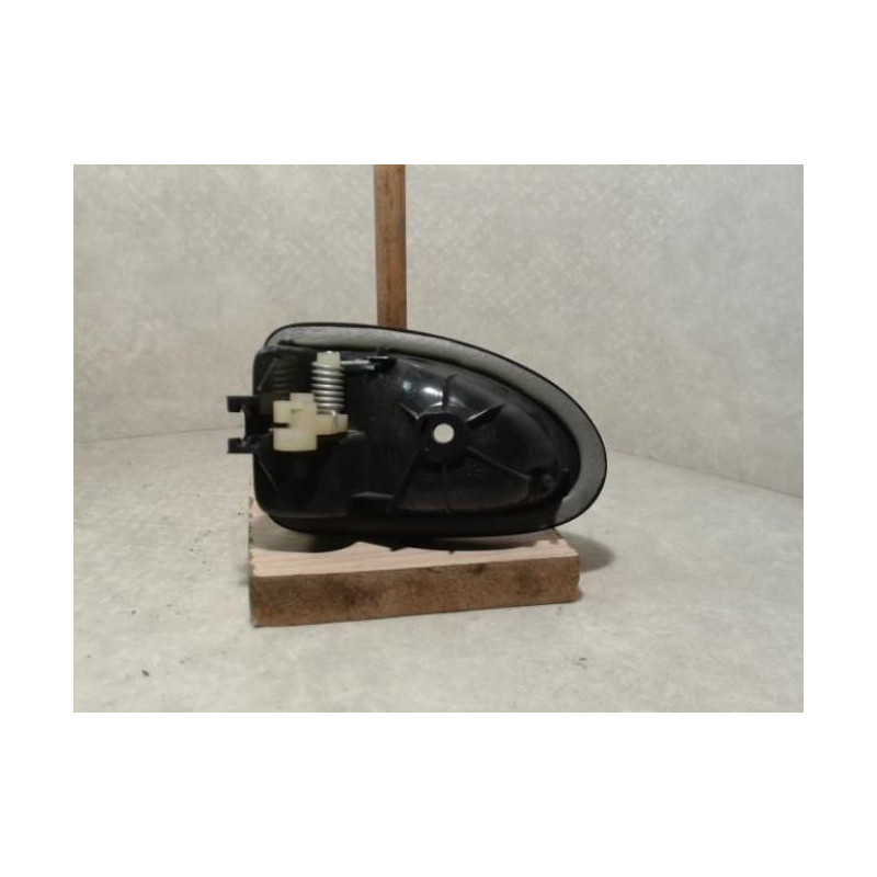 Poignee interieur avant droit RENAULT CLIO 2 PHASE 1 d’occasion