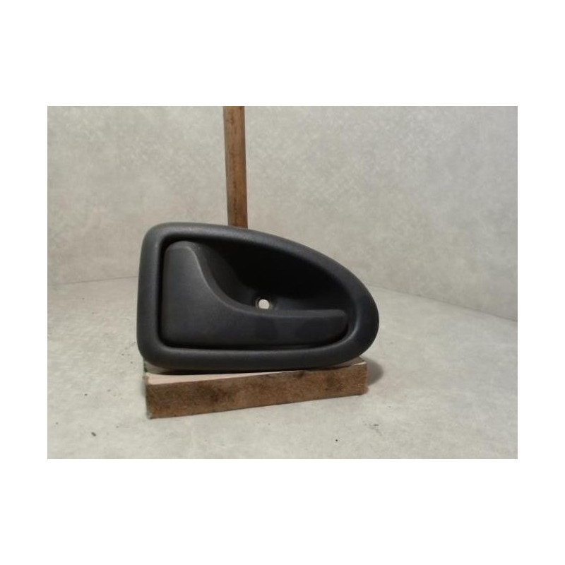 Poignee interieur avant gauche RENAULT CLIO 2 PHASE 1 d’occasion