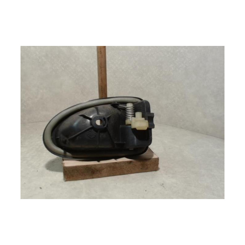 Poignee interieur avant gauche RENAULT CLIO 2 PHASE 1 d’occasion