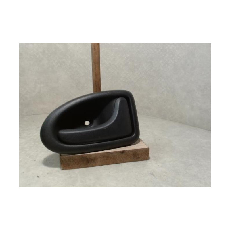 Poignee interieur avant droit RENAULT CLIO 2 PHASE 2 d’occasion