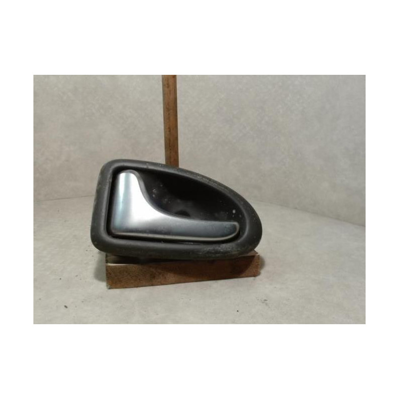 Poignee interieur avant gauche RENAULT CLIO 2 PHASE 2 d’occasion