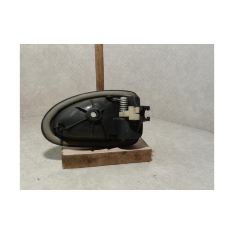 Poignee interieur avant gauche RENAULT CLIO 2 PHASE 2 d’occasion