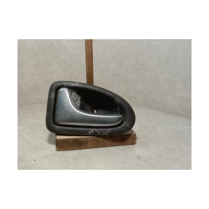 Poignee interieur avant gauche RENAULT CLIO 2 PHASE 1 d’occasion