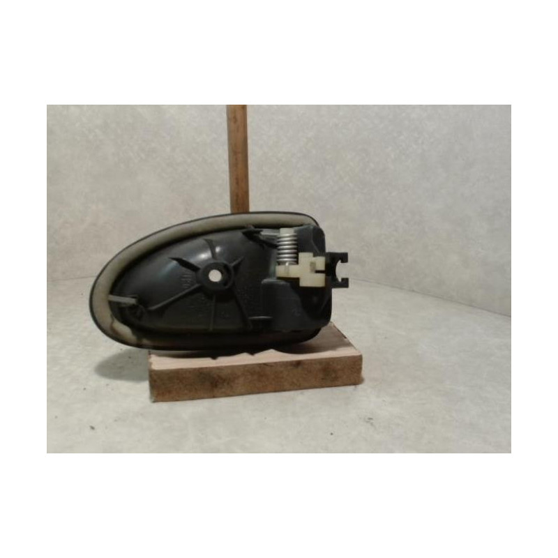 Poignee interieur avant gauche RENAULT CLIO 2 PHASE 1 d’occasion