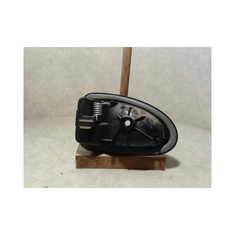 Poignee interieur avant droit RENAULT CLIO 2 PHASE 1 d’occasion