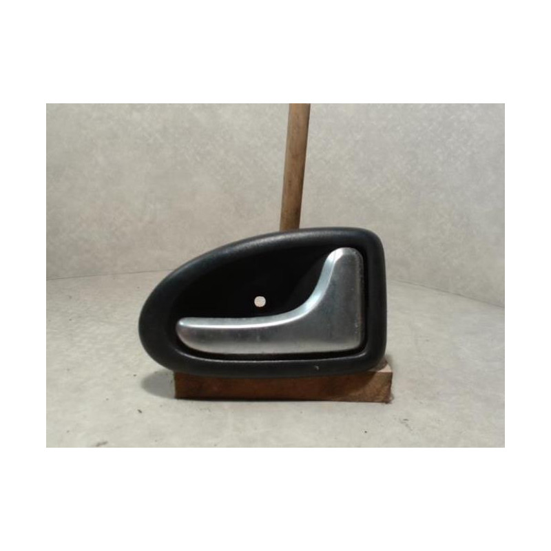 Poignee interieur avant droit RENAULT CLIO 2 PHASE 1 d’occasion