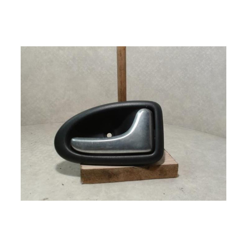 Poignee interieur avant droit RENAULT CLIO 2 PHASE 1 d’occasion