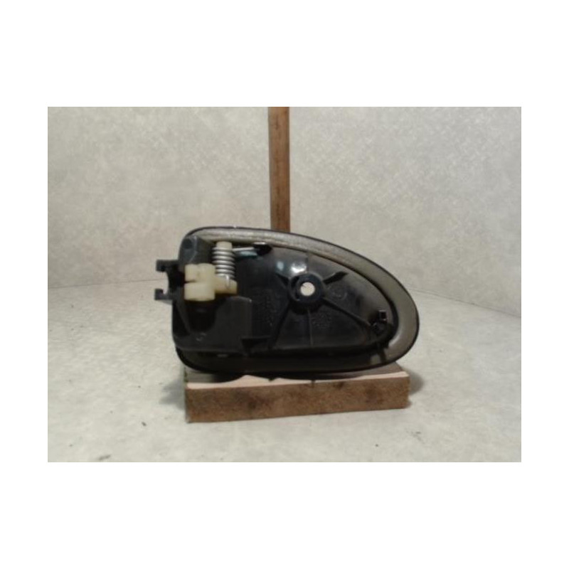 Poignee interieur avant droit RENAULT CLIO 2 PHASE 1 d’occasion