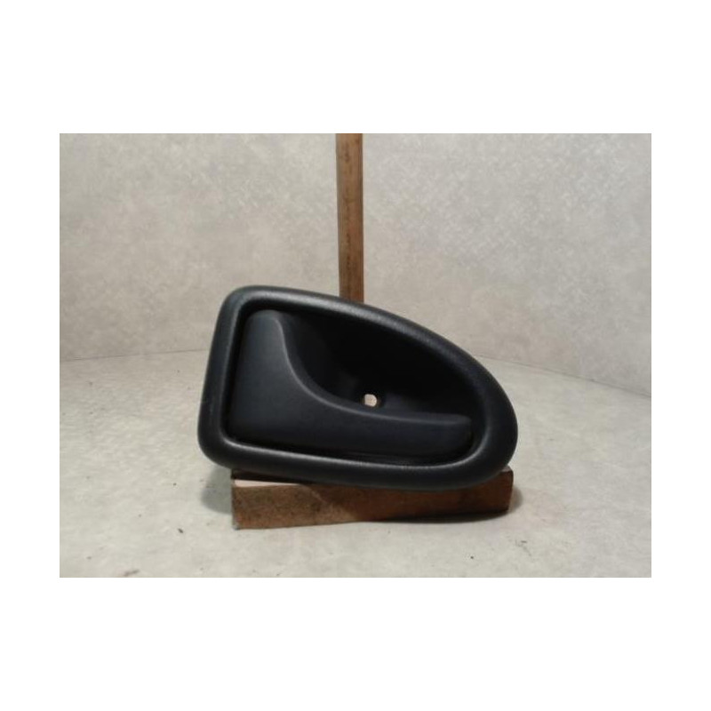 Poignee interieur avant gauche RENAULT CLIO 2 PHASE 1 d’occasion