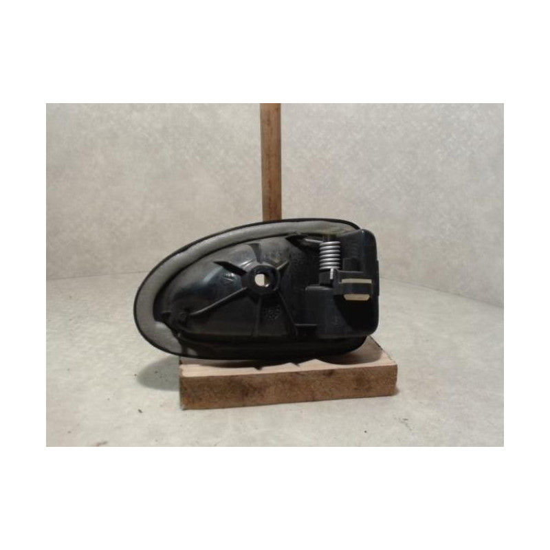 Poignee interieur avant gauche RENAULT CLIO 2 PHASE 1 d’occasion