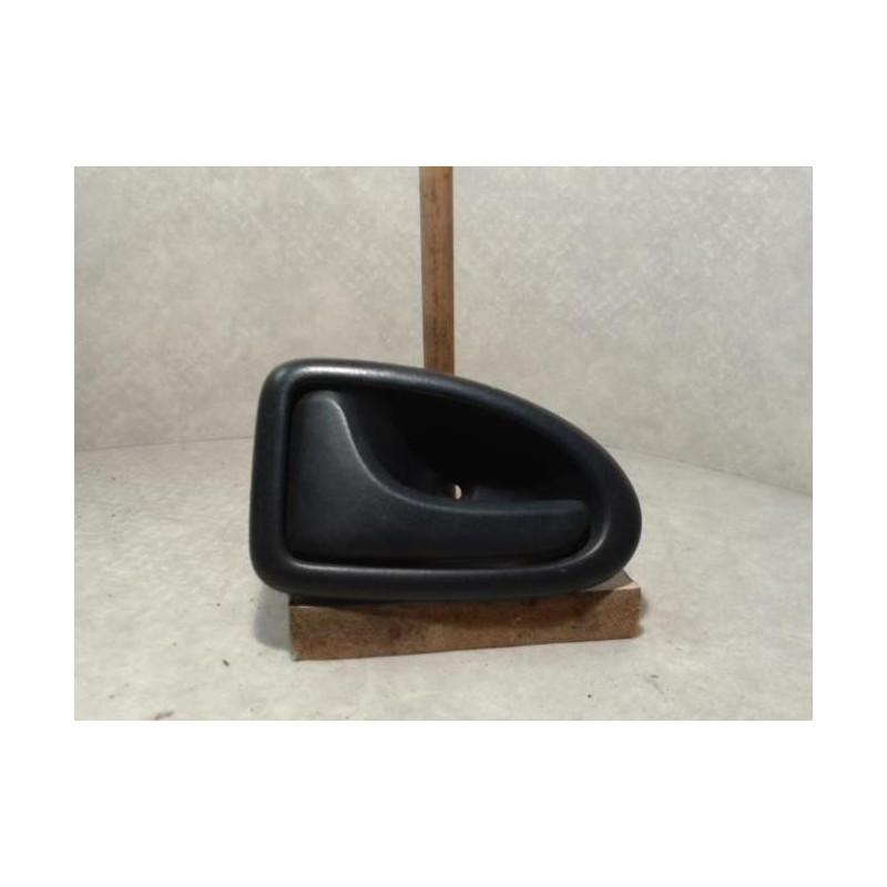 Poignee interieur avant gauche RENAULT CLIO 2 PHASE 2 d’occasion