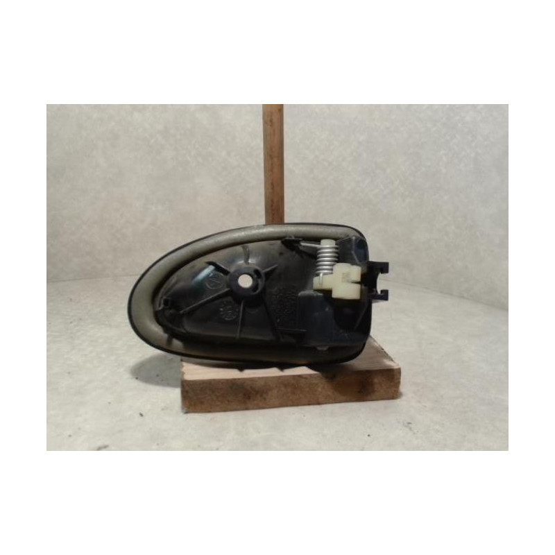 Poignee interieur avant gauche RENAULT CLIO 2 PHASE 2 d’occasion