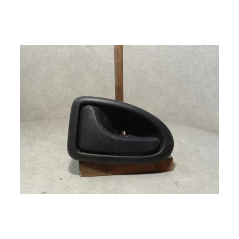 Poignee interieur avant gauche RENAULT CLIO 2 PHASE 1 d’occasion