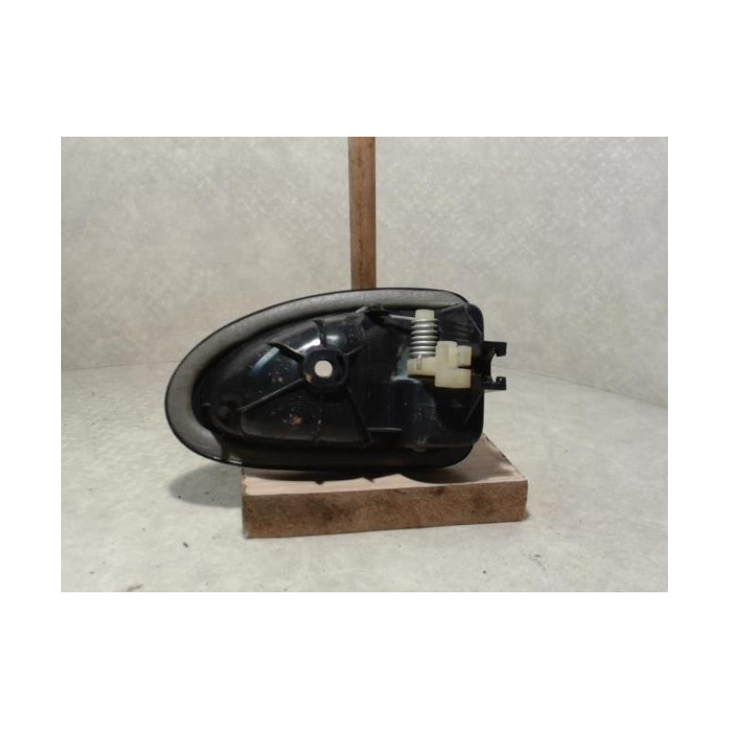 Poignee interieur avant gauche RENAULT CLIO 2 PHASE 1 d’occasion