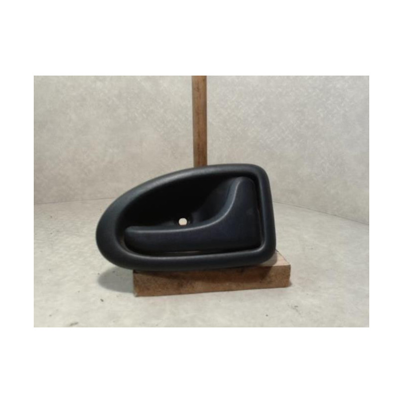 Poignee interieur avant droit RENAULT CLIO 2 PHASE 2 d’occasion