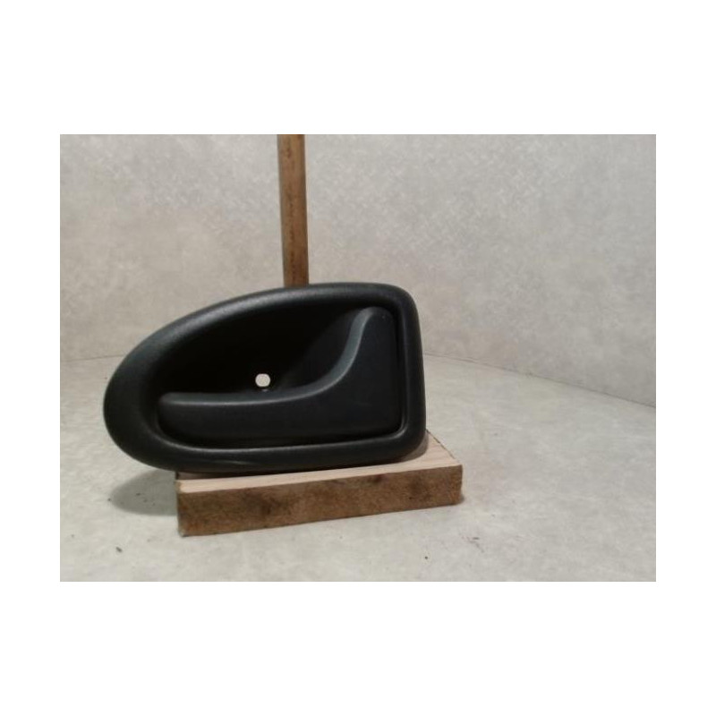 Poignee interieur avant droit RENAULT CLIO 2 PHASE 1 d’occasion