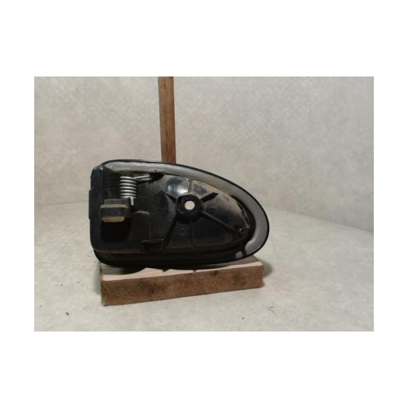 Poignee interieur avant droit RENAULT CLIO 2 PHASE 1 d’occasion