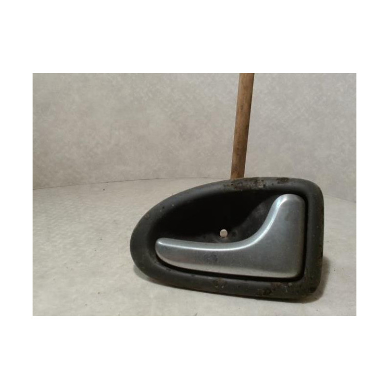 Poignee interieur avant droit RENAULT CLIO 2 PHASE 1 d’occasion