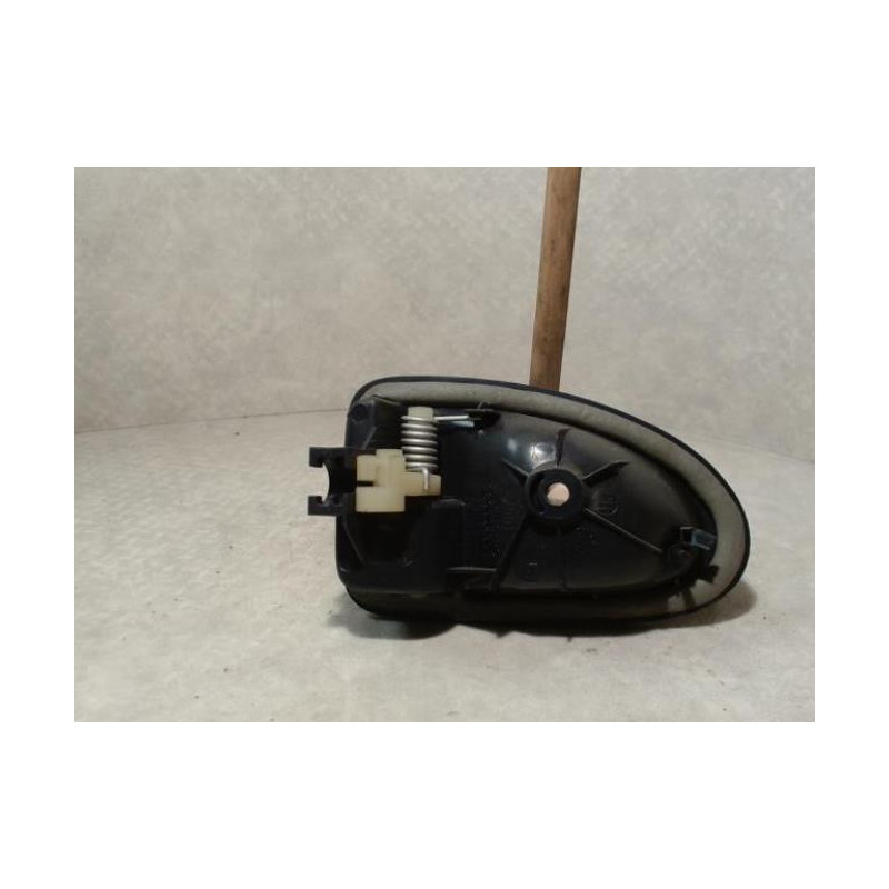 Poignee interieur avant droit RENAULT CLIO 2 PHASE 1 d’occasion
