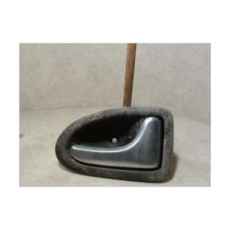 Poignee interieur avant droit RENAULT CLIO 2 PHASE 1 d’occasion