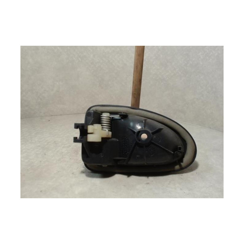 Poignee interieur avant droit RENAULT CLIO 2 PHASE 1 d’occasion