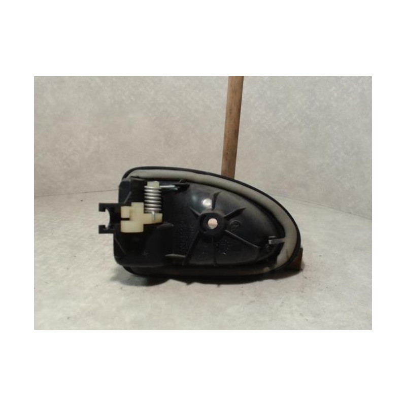 Poignee interieur avant droit RENAULT CLIO 2 PHASE 2 d’occasion