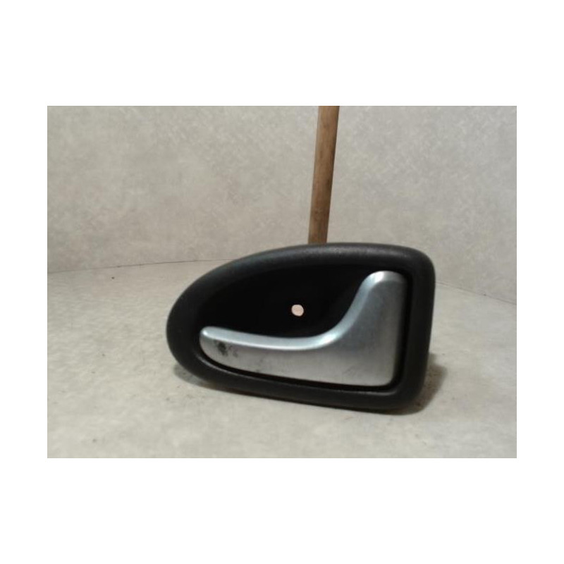 Poignee interieur avant droit RENAULT CLIO 2 PHASE 2 d’occasion
