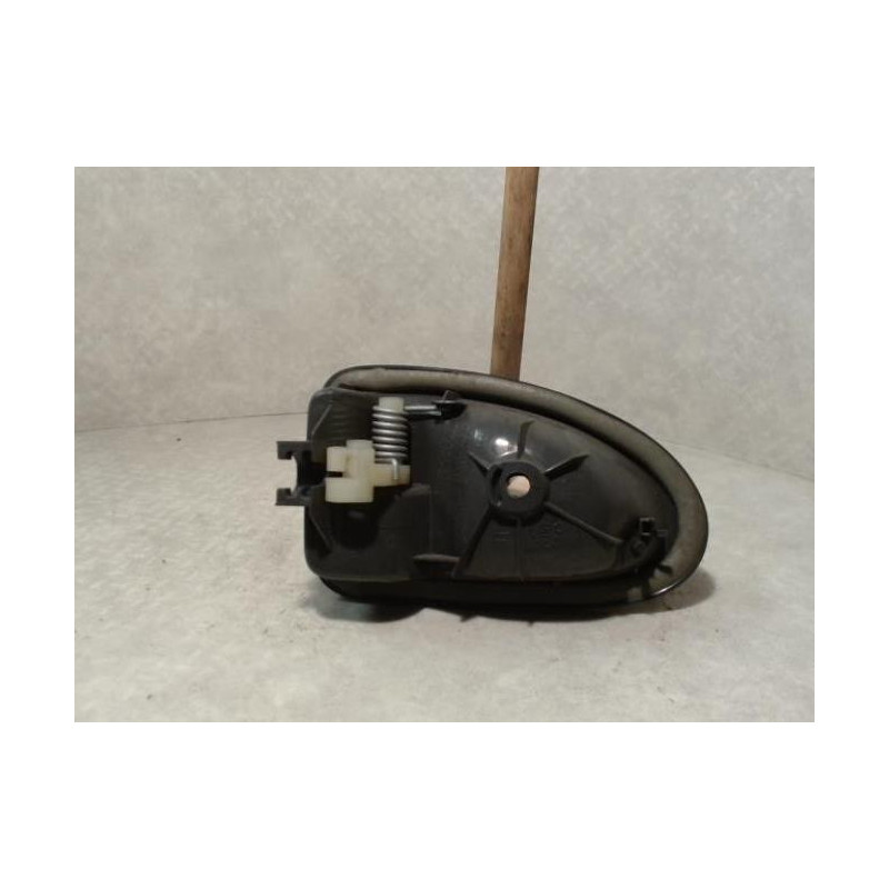 Poignee interieur avant droit RENAULT CLIO 2 PHASE 1 d’occasion