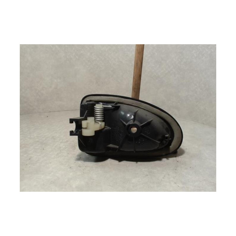Poignee interieur avant droit RENAULT CLIO 2 PHASE 2 d’occasion