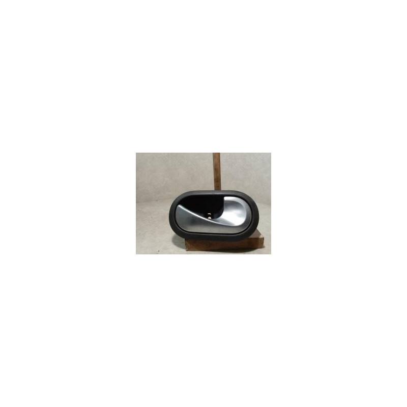 Poignee interieur avant droit RENAULT CLIO 3 PHASE 1 d’occasion