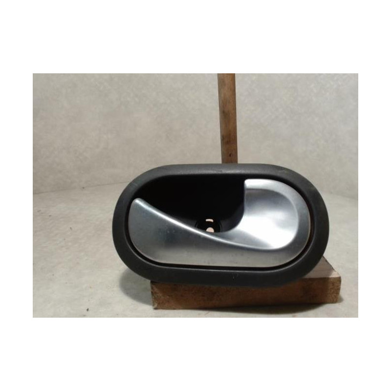 Poignee interieur avant droit RENAULT CLIO 3 PHASE 1 d’occasion
