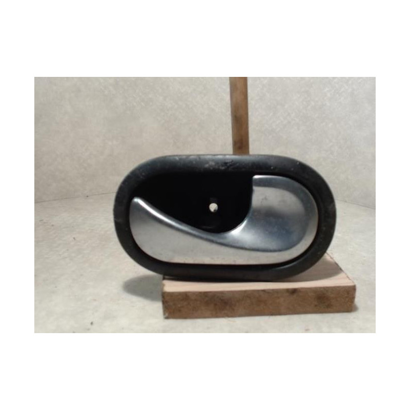 Poignee interieur avant droit RENAULT CLIO 3 PHASE 2 d’occasion