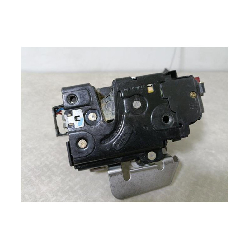 Serrure avant droit AUDI A4 1 PHASE 2 d’occasion